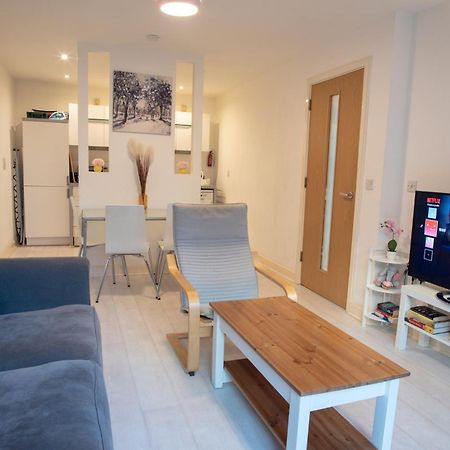 Two-Bedroom Luxury Apartment With Workspace, Free Secure Parking & Coffee Birmingham Ngoại thất bức ảnh