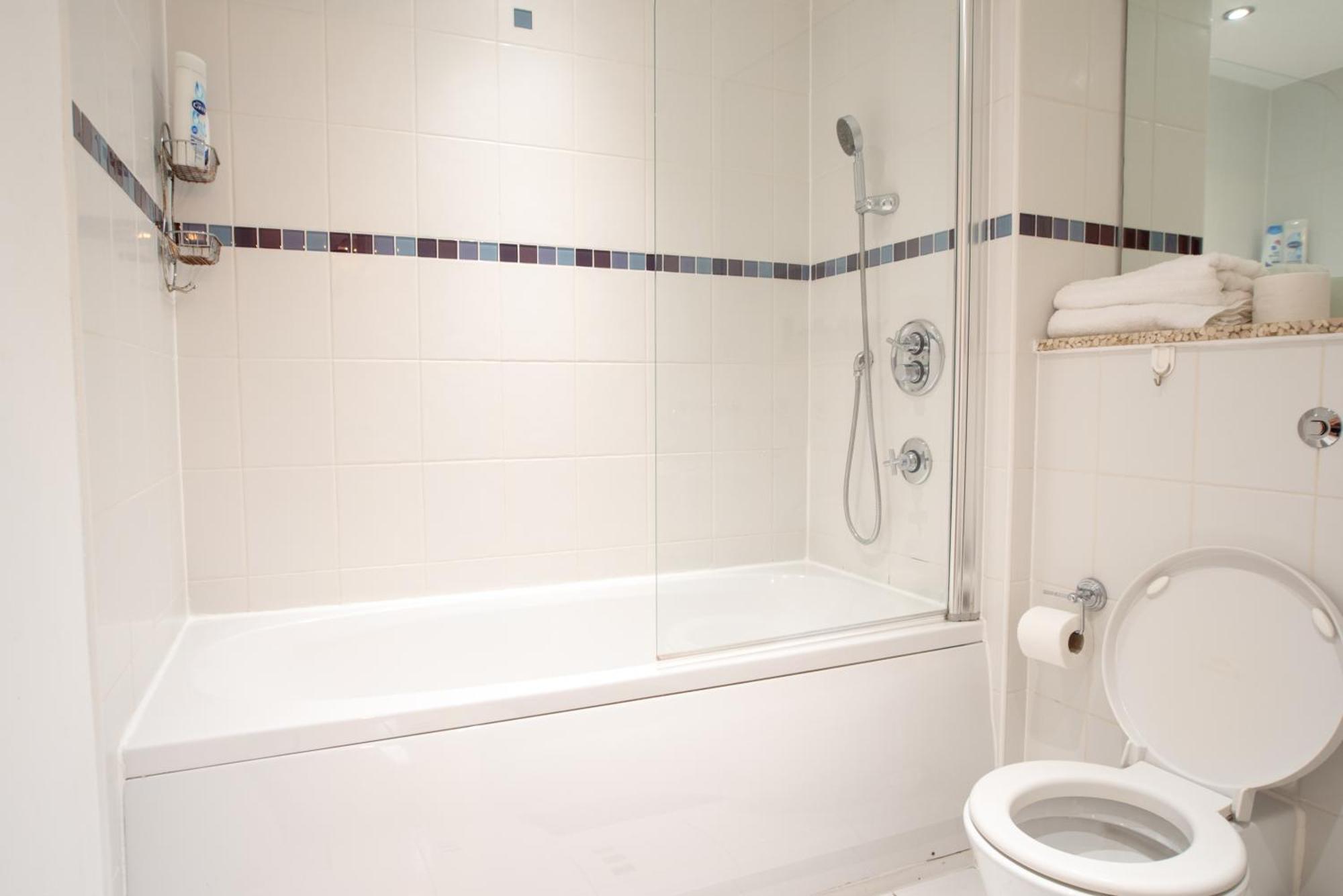 Two-Bedroom Luxury Apartment With Workspace, Free Secure Parking & Coffee Birmingham Ngoại thất bức ảnh