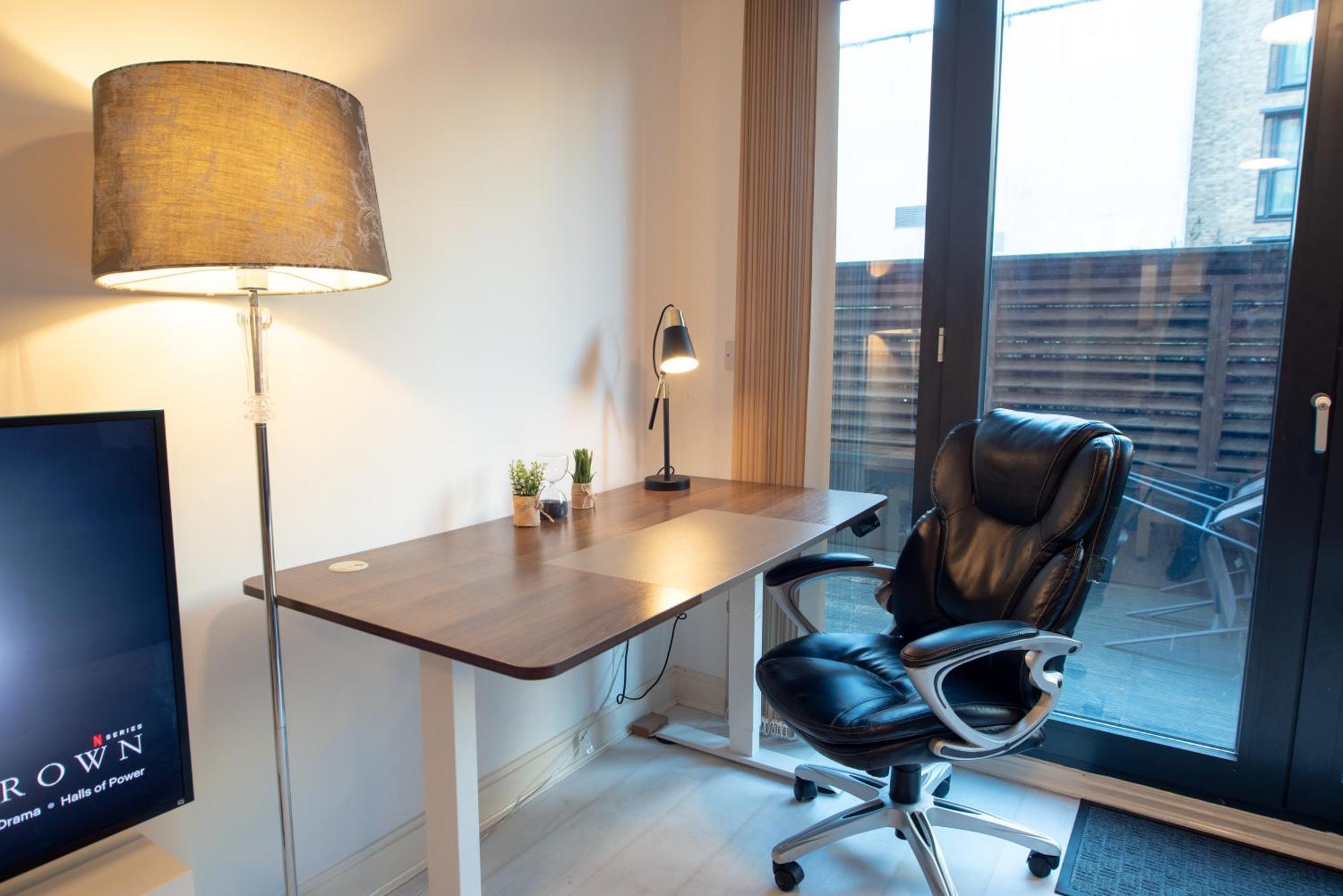 Two-Bedroom Luxury Apartment With Workspace, Free Secure Parking & Coffee Birmingham Ngoại thất bức ảnh
