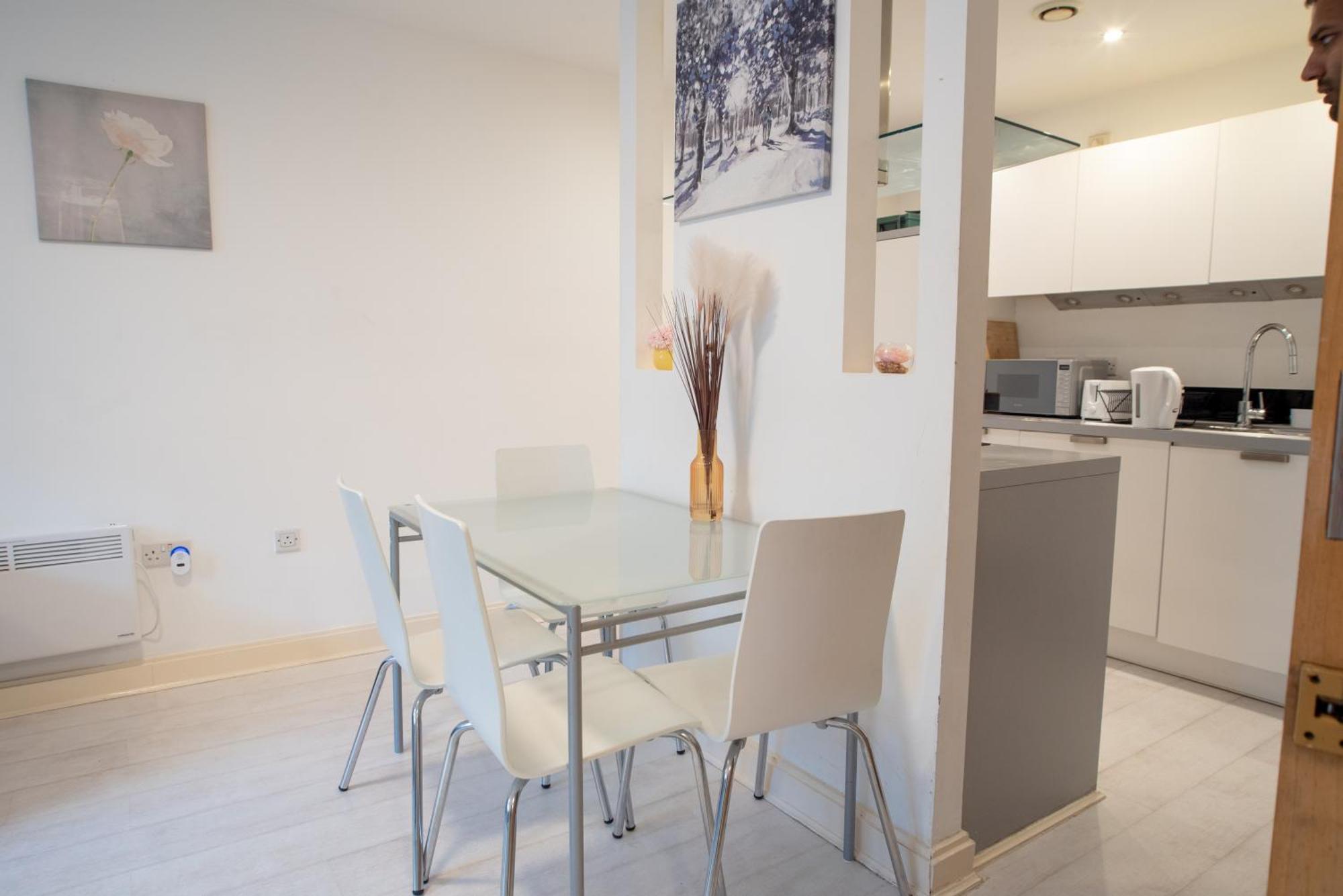 Two-Bedroom Luxury Apartment With Workspace, Free Secure Parking & Coffee Birmingham Ngoại thất bức ảnh