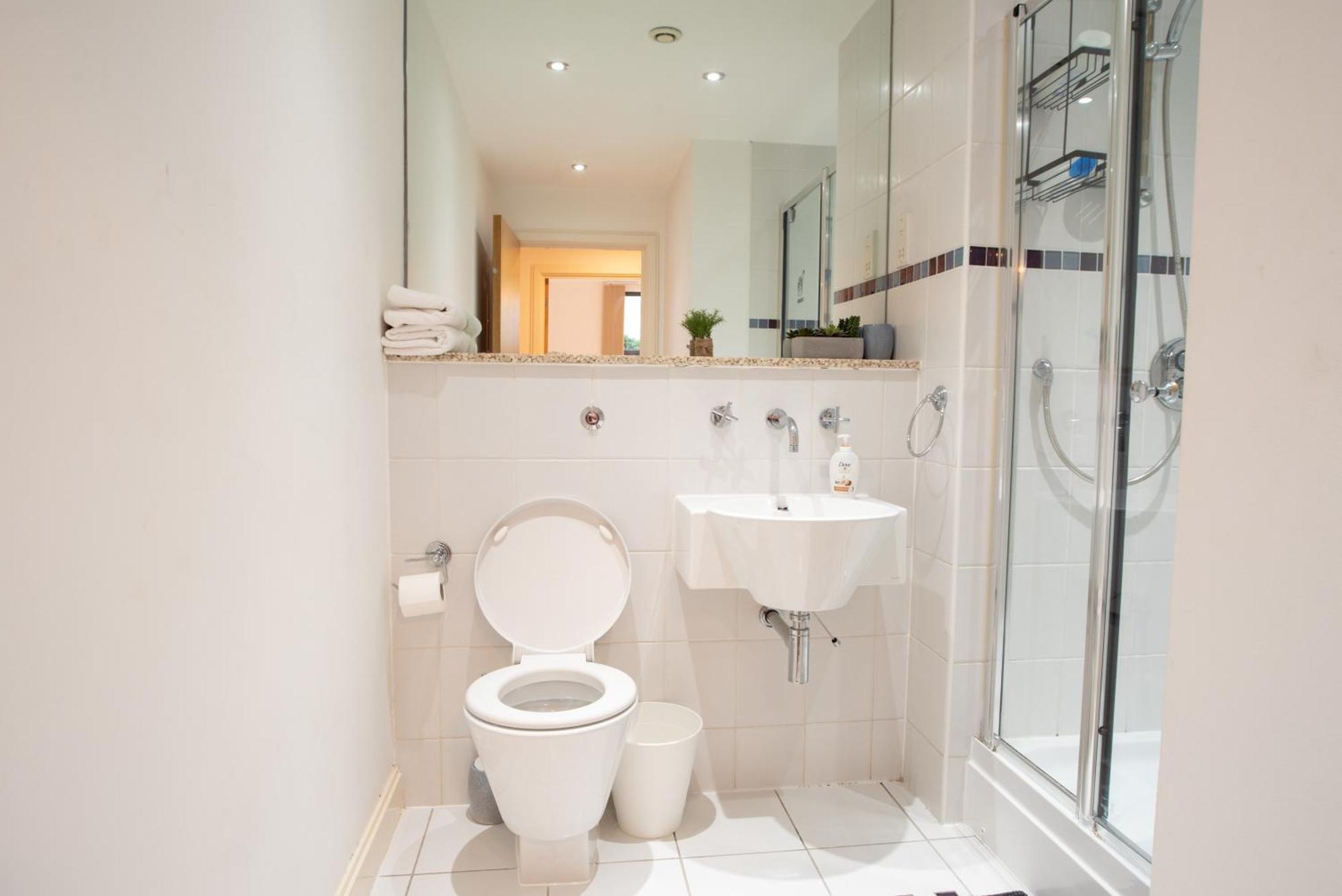 Two-Bedroom Luxury Apartment With Workspace, Free Secure Parking & Coffee Birmingham Ngoại thất bức ảnh